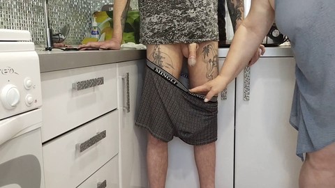 La suegra brinda placer oral en la cocina y traga el esperma