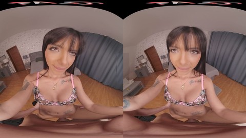 Experiencia en VR con la zorra tatuada latina Athenea Rose ofreciendo sus placeres anales