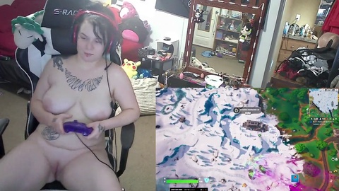 Versautes Gamer-Girl verwöhnt sich nackt beim Spielen von Fortnite