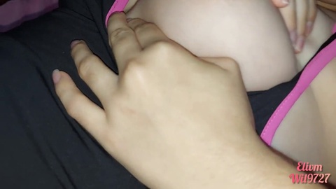Ragazza adolescente chiede di registrarla mentre si masturba la sua grande e succosa figa