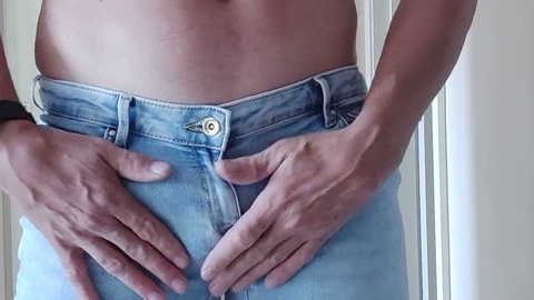 Appuntamento sexy con i miei jeans attillati che abbracciano il mio pene.