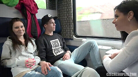 Adolescentes traviesos en un cuarteto porno en un tren