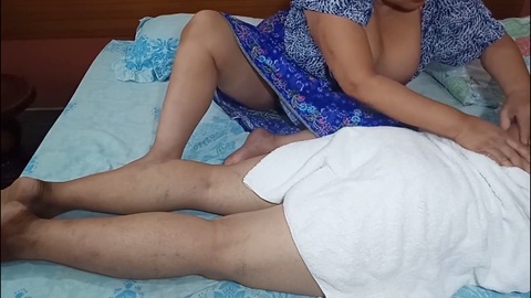 Jeune nympho thaïlandaise aux gros seins faits maison se fait plaisir et prend une éjaculation interne