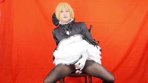 Maid travestie japonaise utilisée comme jouet sexuel dans un jeu homosexuel
