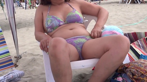 Moglie latina esibizionista gode del sesso in spiaggia, sfoggia il suo bikini, si masturba, riceve sborra sulle tette e sulla figa pelosa