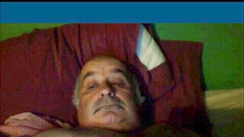 Abuelo rechoncho se masturba y eyacula en vivo por webcam.
