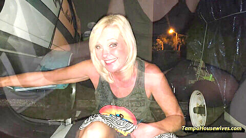 Die heiße blonde MILF Ms Paris Rose zeigt ihre beeindruckenden Pissfähigkeiten in Tampa
