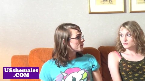 Dos mujeres trans aficionadas con pechos pequeños usan sus lenguas y manos para asar a una chica en un trío pervertido