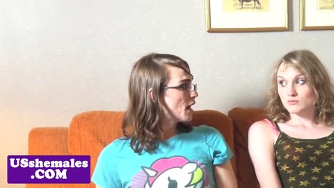 Deux femmes trans amateurs avec des petits seins utilisent leurs langues et leurs mains pour faire une brochette avec une fille lors d'un trio pervers