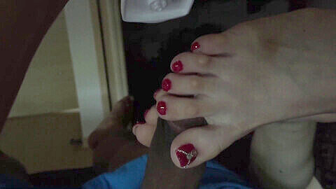 La fidanzata cinese dà una fantastica leccata di piedi con afferramento delle dita del piede,