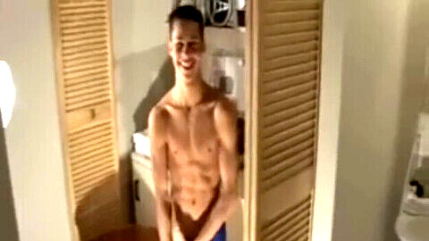 ¡Ralph Woods tiene una enorme eyaculación en su habitación de lavandería en este video casero gay y pervertido!