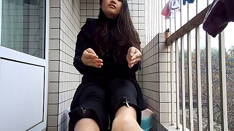 La increíble propagación de los dedos de los pies y el arrugamiento de la adolescente china - Fetiche de pies en POV