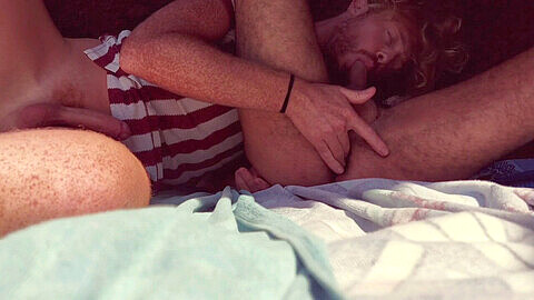 Garçon roux baise un latino sur une plage nudiste queer