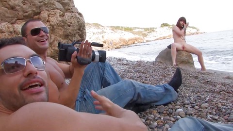 Super-cagna con un sedere rotondo viene penetrata due volte sulla spiaggia da due cazzi duri