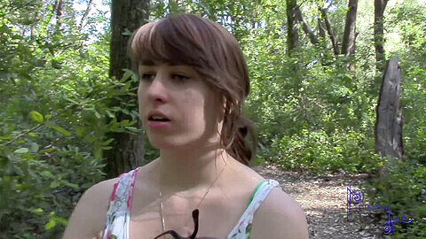 Ein Wald-Blowjob von der jungen Amateurprinzessin Leia in einem Outdoor-POV-Rollenspiel
