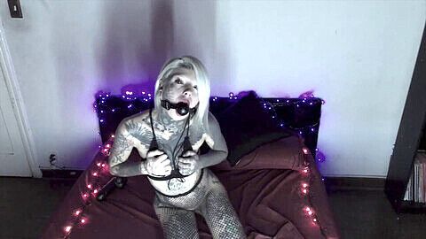 Mari Zombie interpreta a una ninfómana sumisa en un juego de rol y se masturba sola frente a la cámara web