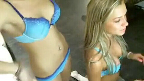 Coppie di lesbiche arrapate si divertono su webcam con un dildo - passioncamgirls.com