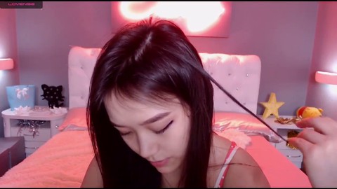 La camgirl japonaise menue expose sa chatte asiatique serrée et ses seins fermes lors d'une session en solo torride