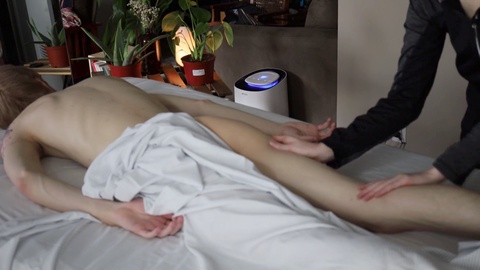 Der schlanke Schwanzschwule genießt eine befriedigende Massage mit Happy End