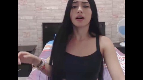 Une beauté colombienne sensationnelle taquine avec ses longs cheveux lors d'un striptease envoûtant