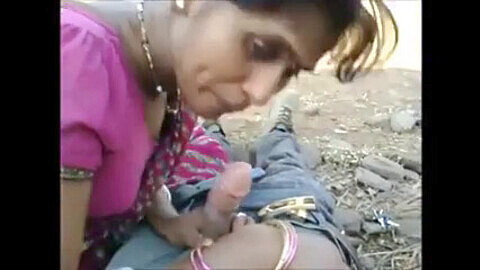 Bhabhi du village Desi suçant la bite d'un homme en gros plan