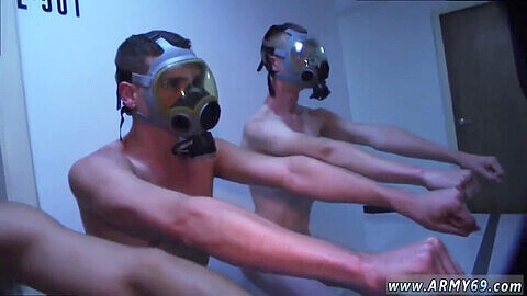 Nackte Armee-Rekruten werden von geilen schwulen Soldaten in einem dampfenden Analsex-Film trainiert