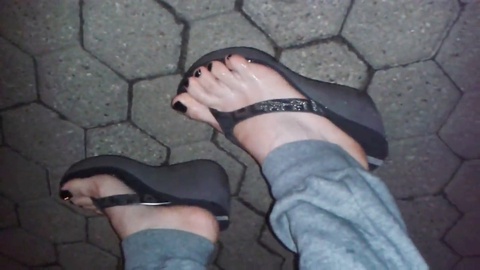 ¡Las sandalias sensuales y mojadas vuelven locos a los amantes del fetiche de pies!