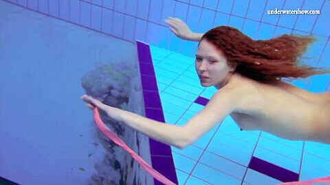 Katka Matrosova nadando desnuda y jugando sola en la piscina