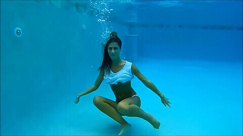 Taunting, underwater, पानी के नीचे