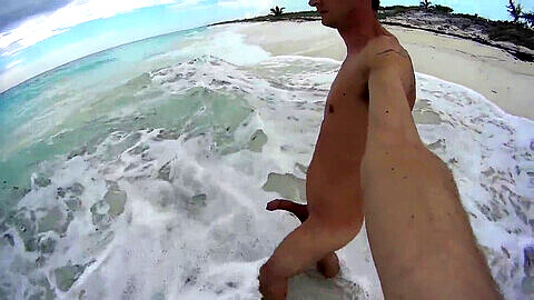 Un hombre cachondo presume de su gran y duro pene en una playa cubana.