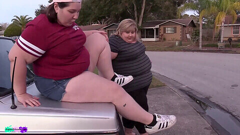 SSBBW Ivy Davenport and her plump girlfriend Betty Jetson bounce on car
