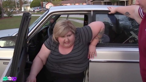 SSBBW Ivy Davenport et sa copine pulpeuse Betty Jetson rebondissent sur une voiture