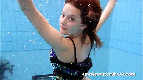 Zuzanna nage en collants dans la piscine, montrant son côté glamour et athlétique.