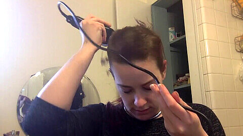 Jeune femme fétichiste à tête rasée rase sa propre tête