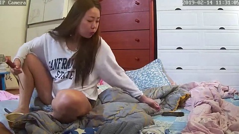 Chica japonesa complaciéndose a sí misma en la webcam.
