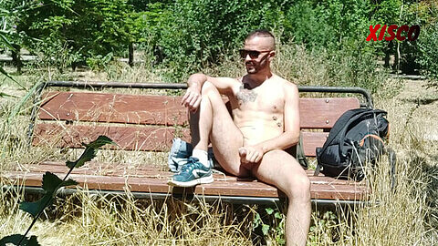 Sorpresa desnuda en un parque público