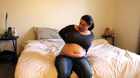 سمينه جينز, باد کردن شکم, زن شکم چاق