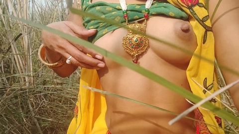 Junge indische Mädchen zeigt ihren natürlichen großen Hintern in einer heißen Outdoor-Sexsession im Dorf, mit expliziter Hindi-Sprachausgabe.