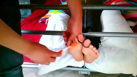 Tortura de cosquillas en los pies de la chica por su amiga