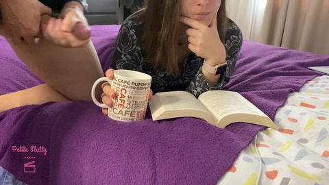 Versaute Teenagerin genießt Tea Latte mit einer besonderen cremigen Note