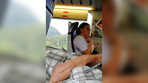 Der Kerl masturbiert für zwei nette Mädchen im Zug