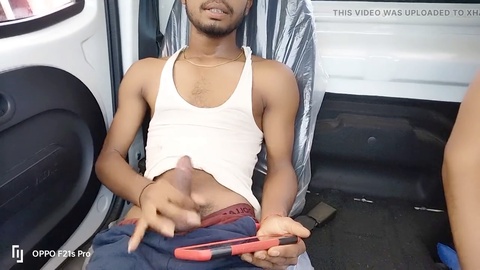 La masturbación en el automóvil al aire libre se convierte en sexo salvaje en la jungla con jóvenes twinks calientes en una película gay en hindi