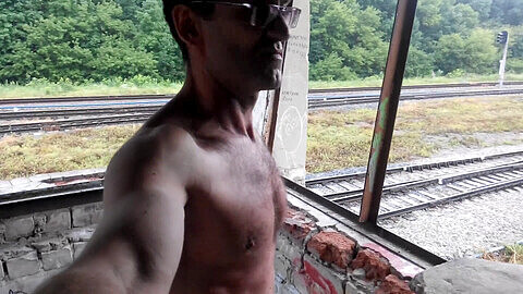 Mann wichst in einem verlassenen Haus in der Nähe der Eisenbahnstrecke