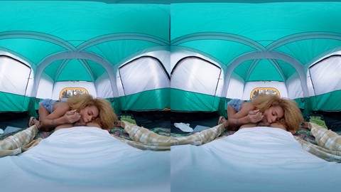 Lei spruzza mentre picchiamo in una tenda - Porno Virtuale Reale