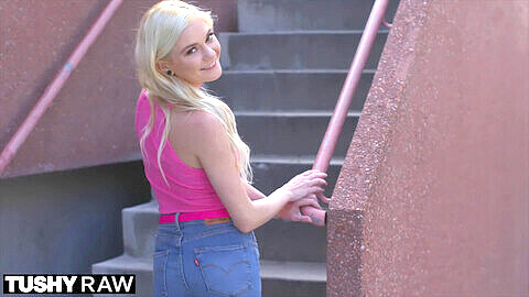 Blonde à petit seins Chloe Foster adore avoir son trou de balle élargi dans une scène TUSHYRAW