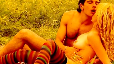 Desnudo frontal impresionante de Yuliya Mayarchuk en Sogno (1999)
