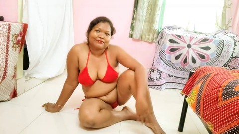 Une femme au foyer indienne aux gros seins exhibe ses seins énormes en lingerie