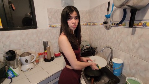 ¡Folla con la esposa de tu amigo en pijama traviesa! Excitación sexual en la cocina