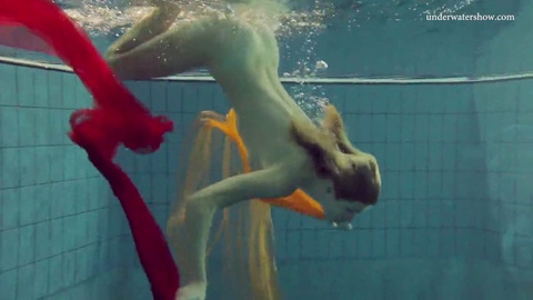 Die verführerische blonde Teenagerin Elizabeth Darling genießt ein erotisches Erlebnis unter Wasser