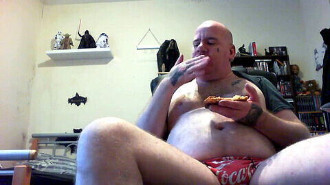 Savoring pizza in a sensual feast for all the gainer admirers. Love you all!